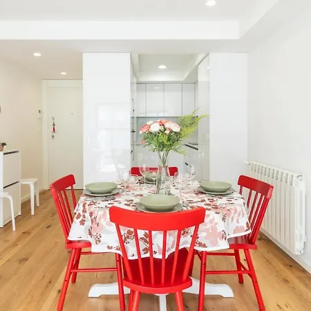 Trendy 2br Flat W/ Parking By Lovelystay